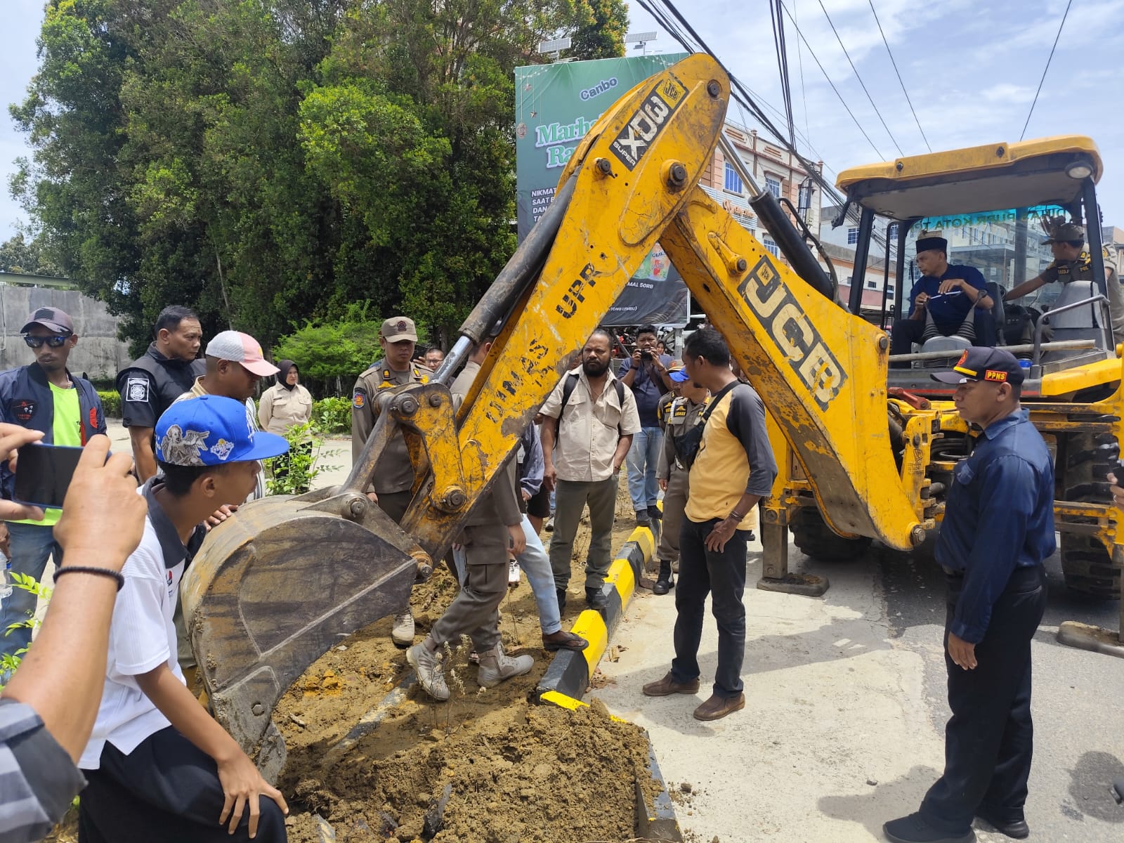 Petugas Satpol PP saat bersitegang dengan pihak yang menghalangi pembongkaran taman di Jalan D.I Panjaitan Tanjungpinang, Jumat (27/2). F. Mohamad Ismail/Batam Pos