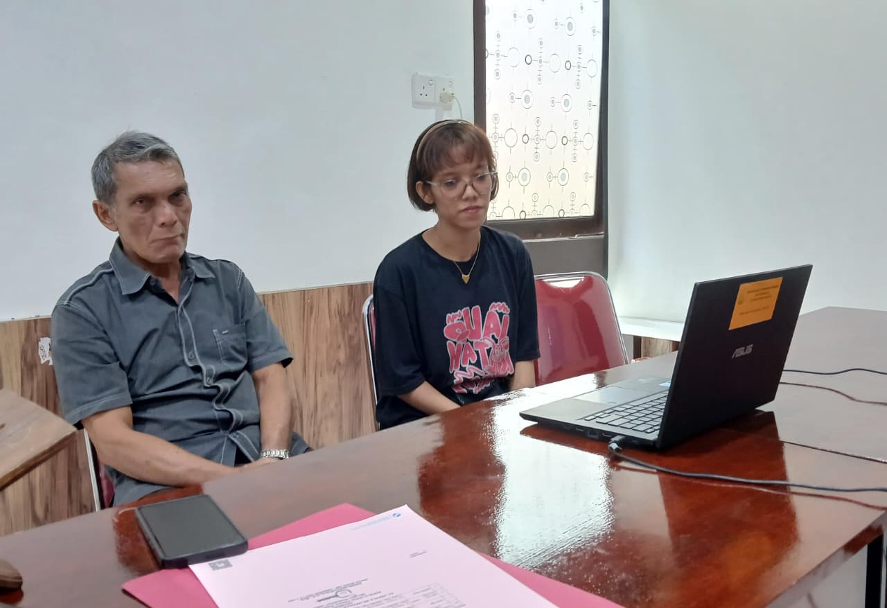Dua orang saksi, Hasyim abang kandung korban dan Meriani kakak angkat terdakwa saat memberikan keterangan kepada Hakim, Kamis, (26/2/2026). F Ihsan Imaduddin/Batam Pos