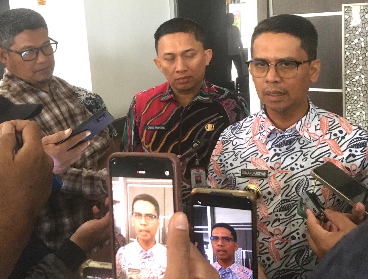 Bupati Karimun Iskandarsyah didampingi Kepala Bapelitbang Karimun Cahyo saat memberikan keterangan hasil musrenbang kabupaten karimun, salah satunya akan mengentaskan kemiskinan ekstrem.