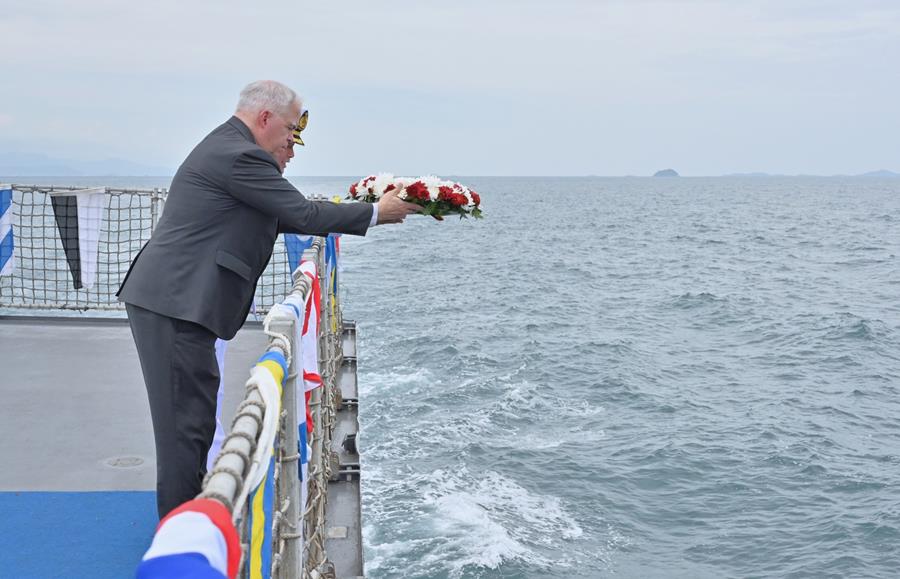 Kuasa Usaha Ad Interim (KUAI) Kedutaan Besar Amerika Serikat di Jakarta, Peter M. Haymond, turut bergabung dengan perwakilan angkatan laut dari tiga negara dalam upacara tabur bunga di Selat Sunda.