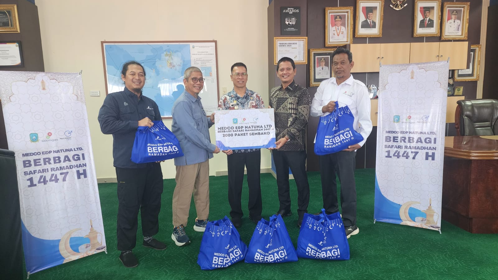 Lead Field Relations Block B, Dony Djamal, mewakili manajemen Medco E&amp;P Natuna Ltd., menyerahkan secara simbolis bantuan paket sembako kepada Bupati Kepulauan Anambas, Aneng. F Ihsan Imaduddin/BP