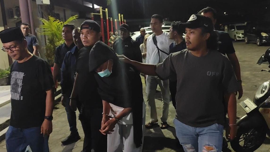 Nasrun usai diringkus dan dibawa ke Polresta Tanjungpinang pada Rabu (25/2) malam. F. Mohamad Ismail/Batam Pos