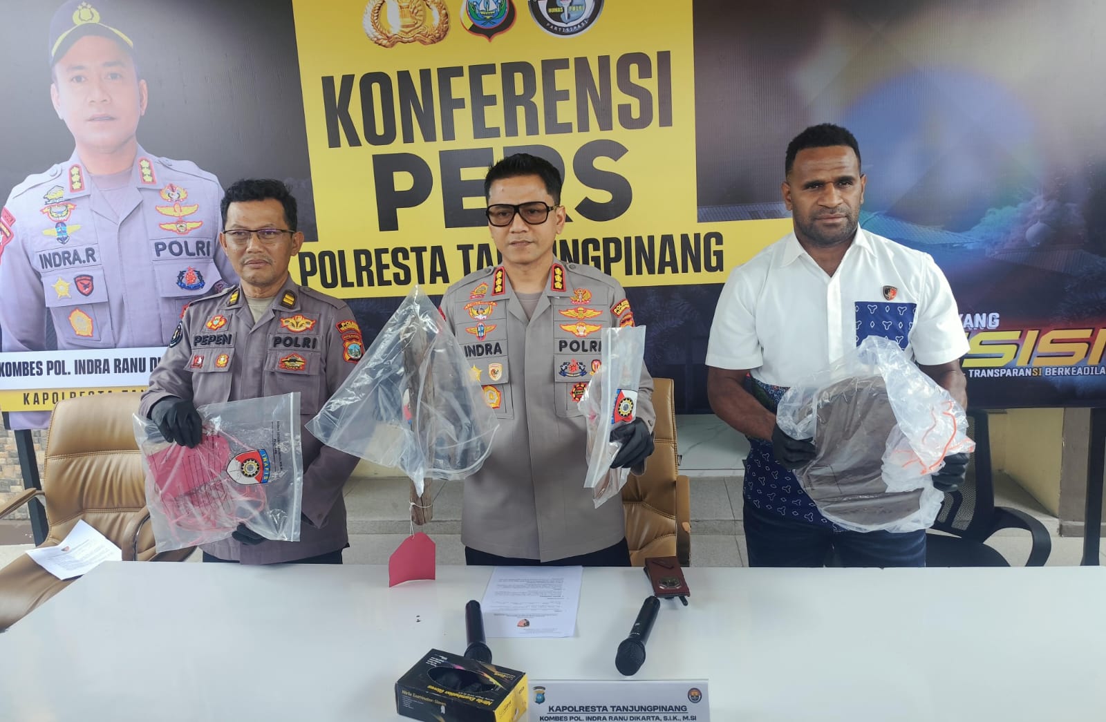 Kapolresta Tanjungpinang, Kombes Pol Indra Ranu Dikarta saat menunjukan barang bukti pembunuhan yang dilakukan Nasrun, Jumat (27/2). F. Mohamad Ismail/Batam Pos