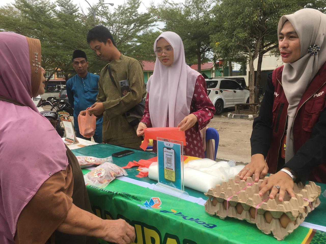  Petugas TPID Karimun, Disperdag, koperasi, ESDM Karimun dan BRK Syariah ketika melayani masyarakat saat bazar murah jumat berkah di pasar Puan Maimun.F.Tri Haryono/Batam Pos