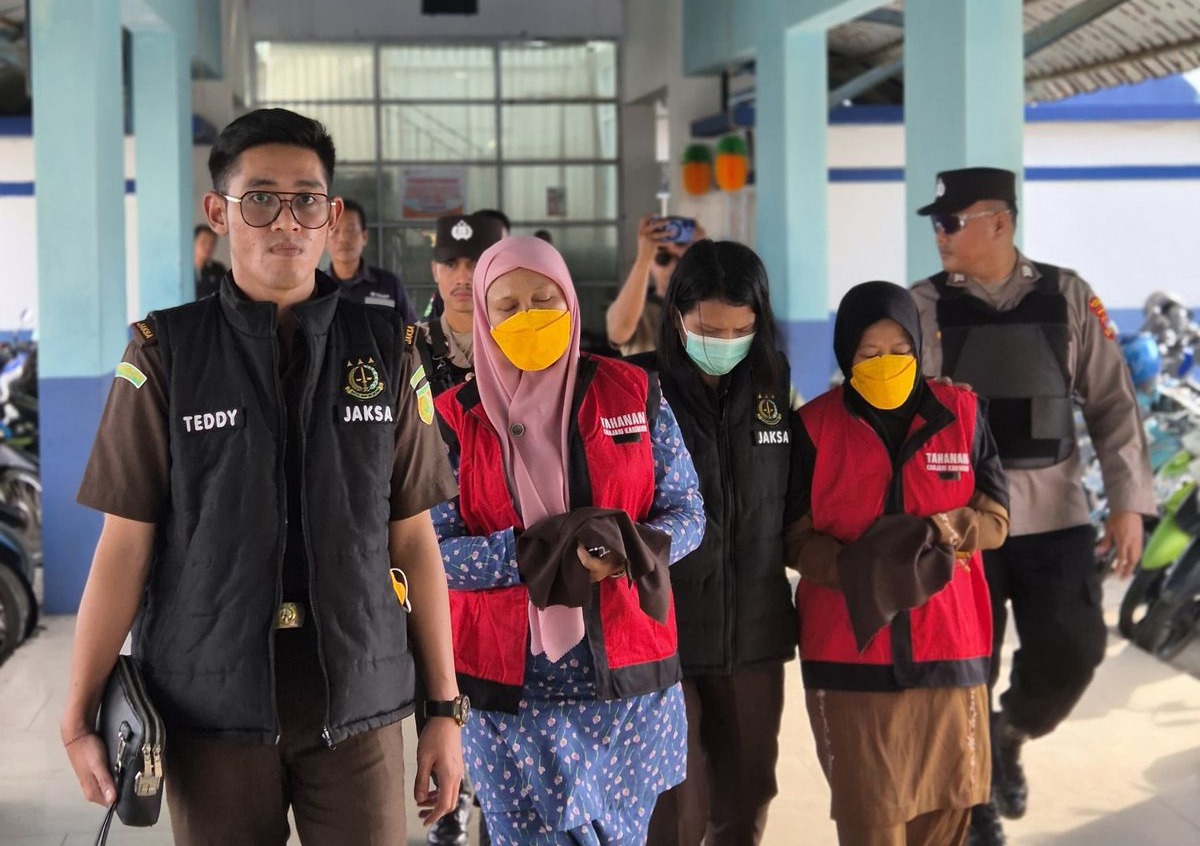 Tersangka S dan M, yang menjabat sebagai bendahara dana BOS dan SPP, digiring penyidik kejaksaan menuju Rutan Kelas IIB Tanjungbalai Karimun untuk menjalani masa penahanan awal selama 20 hari. 