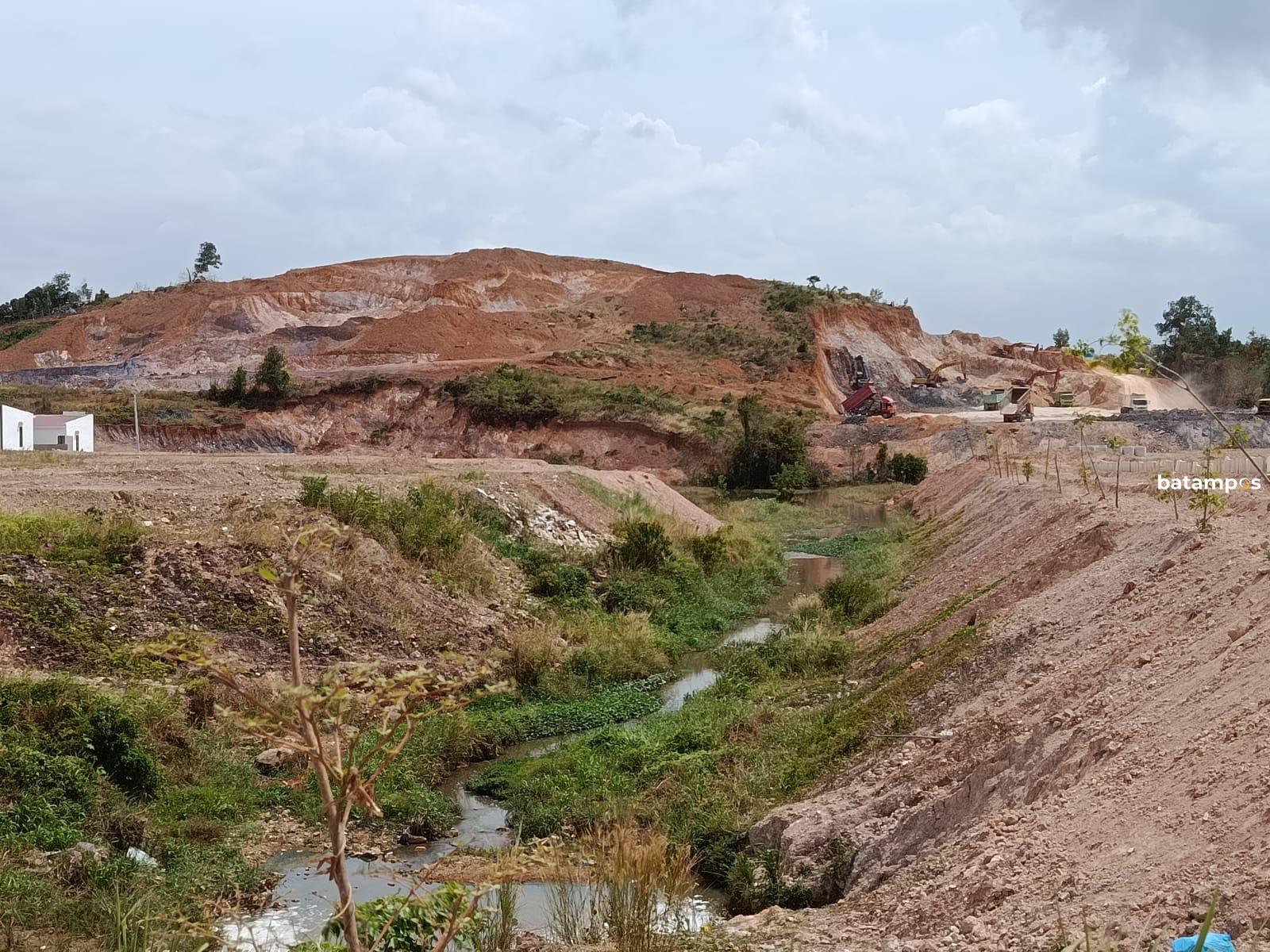 Aktivitas penimbunan yang diduga mempersempit Daerah Aliran Sungai (DAS) dan cut and fill di kawasan Tanjung Piayu memicu kekhawatiran terhadap potensi kerusakan lingkungan dan persoalan perizinan.