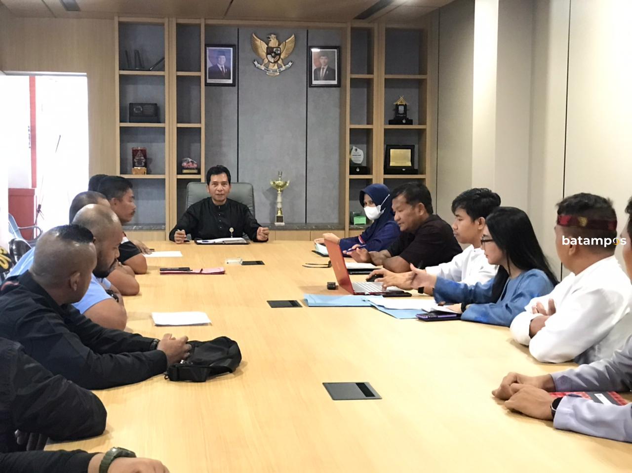 Kepala Dishub Batam, Leo Putra saat membahas evaluasi layanan dan tata kelola retribusi parkir di seluruh titik Kota Batam. Foto. M. Sya&rsquo;ban/ Batam Pos
