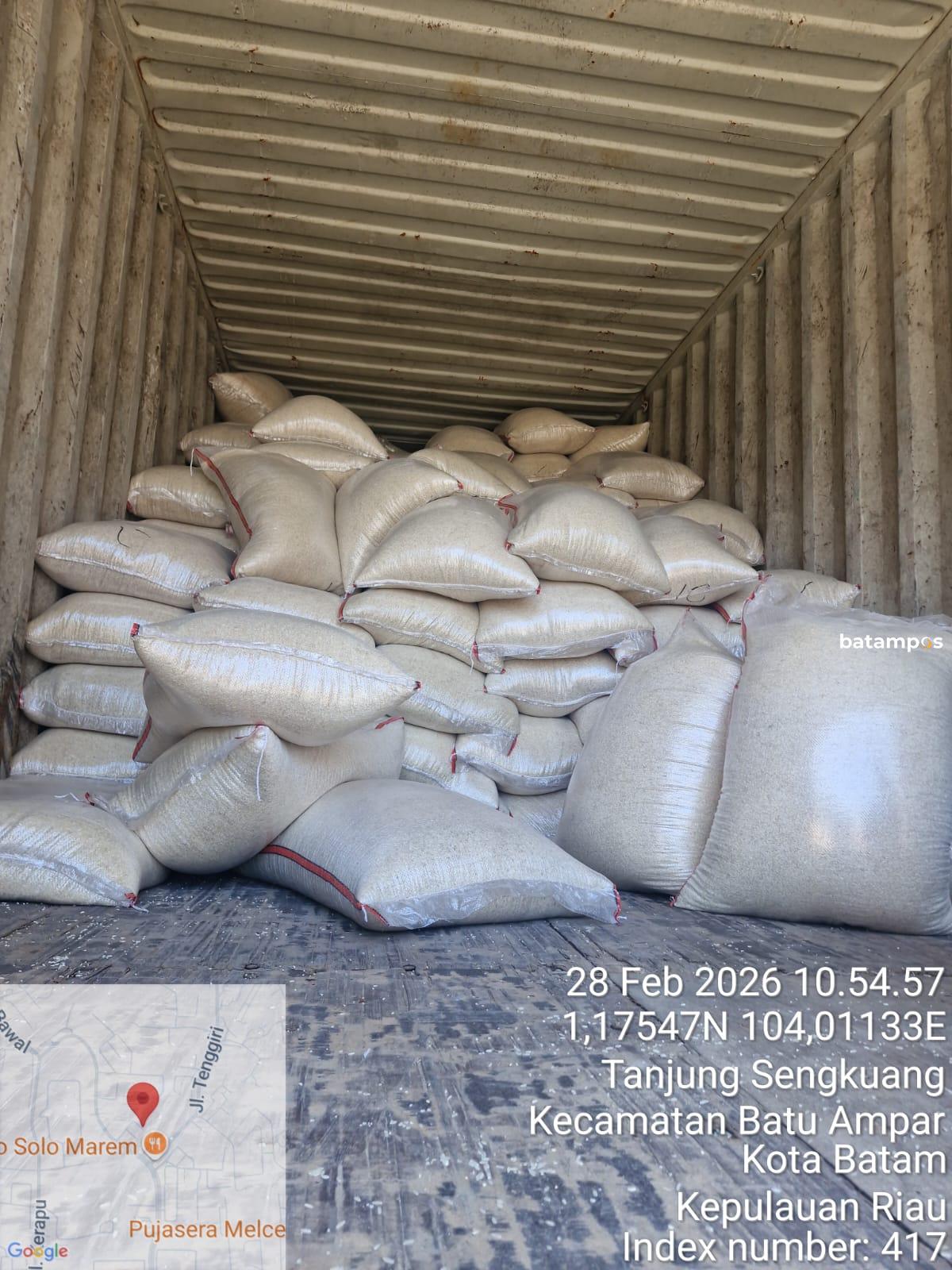 Perum Bulog Kantor Cabang Batam menerima pasokan 350 ton beras premium dari Makassar, Sulawesi Selatan.