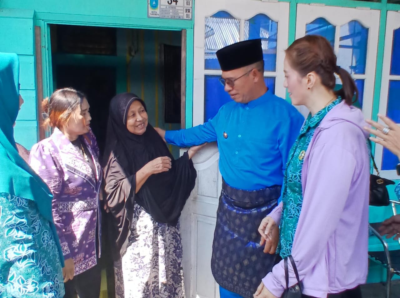 Bupati Anambas dan Istri Salurkan 70 Paket Sembako ke Janda Kurang Mampu di Tarempa. F Ihsan Imaduddin/Batam Pos