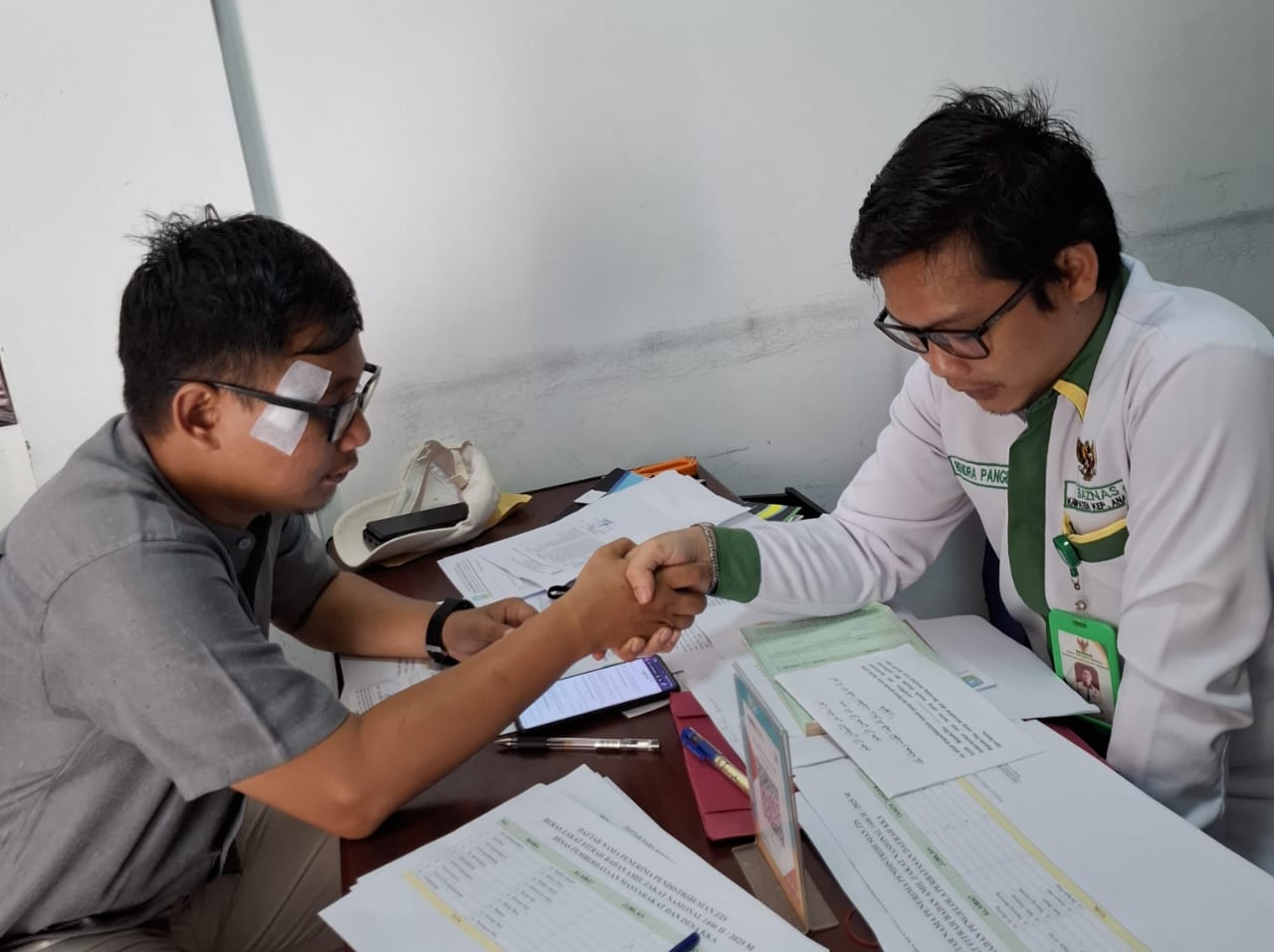 Petugas Baznas Anambas menerima masyarakat yang hendak menunaikan zakat fitrah. F Ihsan Imaduddin/Batam Pos