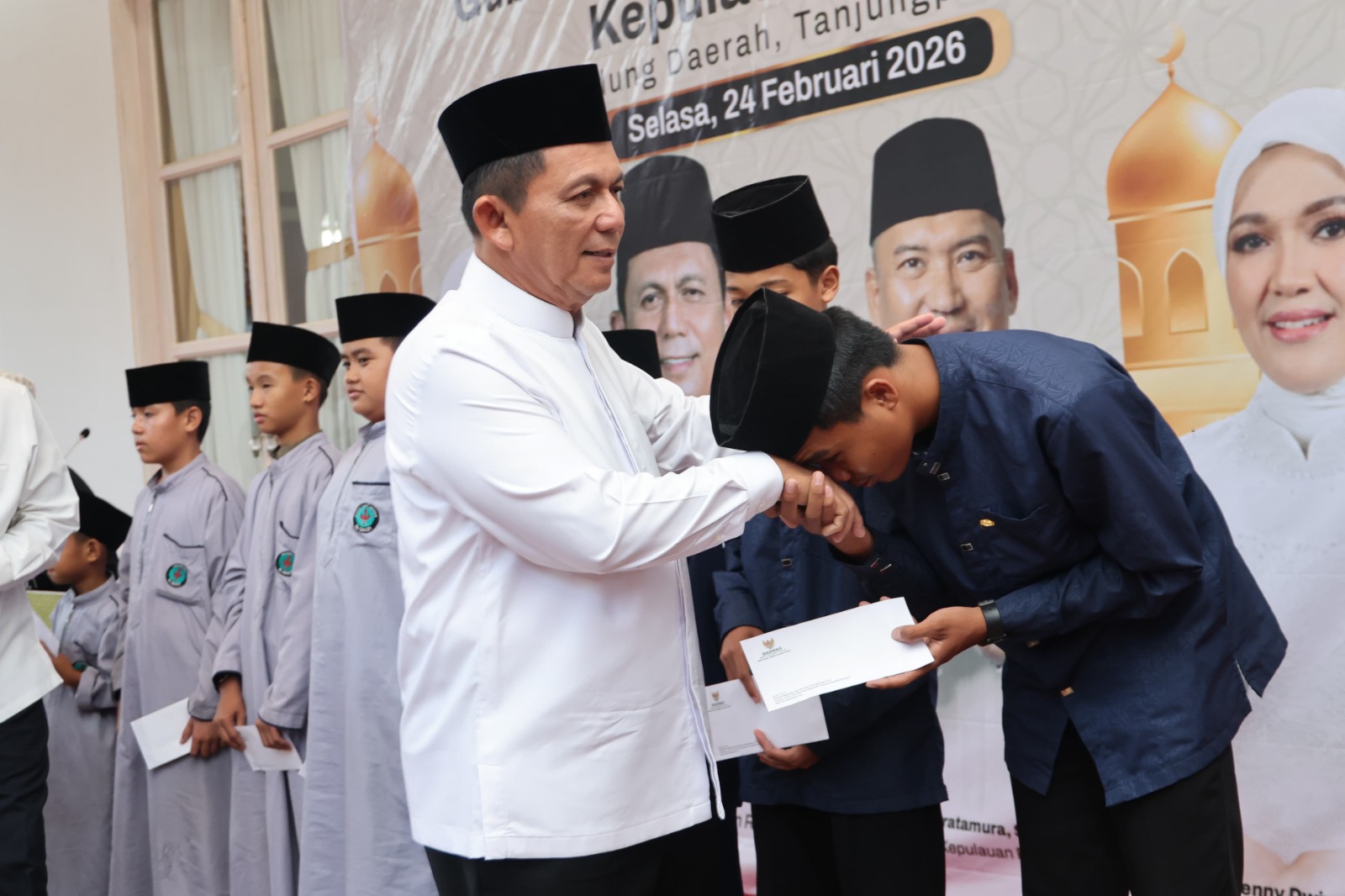 GUBERNUR Kepri memberi santunan saat safari Ramadan beberapa waktu lalu. F Ist