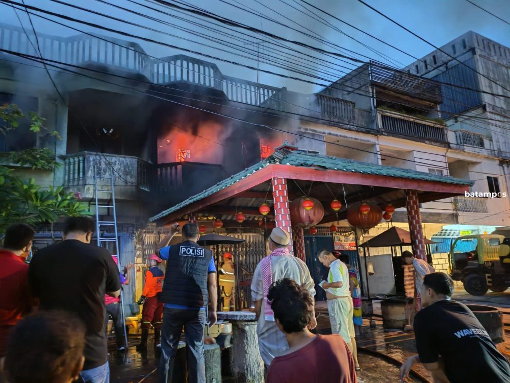 Petugas Damkar berusaha memadamkan api yang membakar kelenteng tua To Pek Kong Hai Su di Jalan Pertambangan, Tanjungbalai Karimun, Senin (2/3) pagi. F. Sandi Pramosinto/Batam Pos