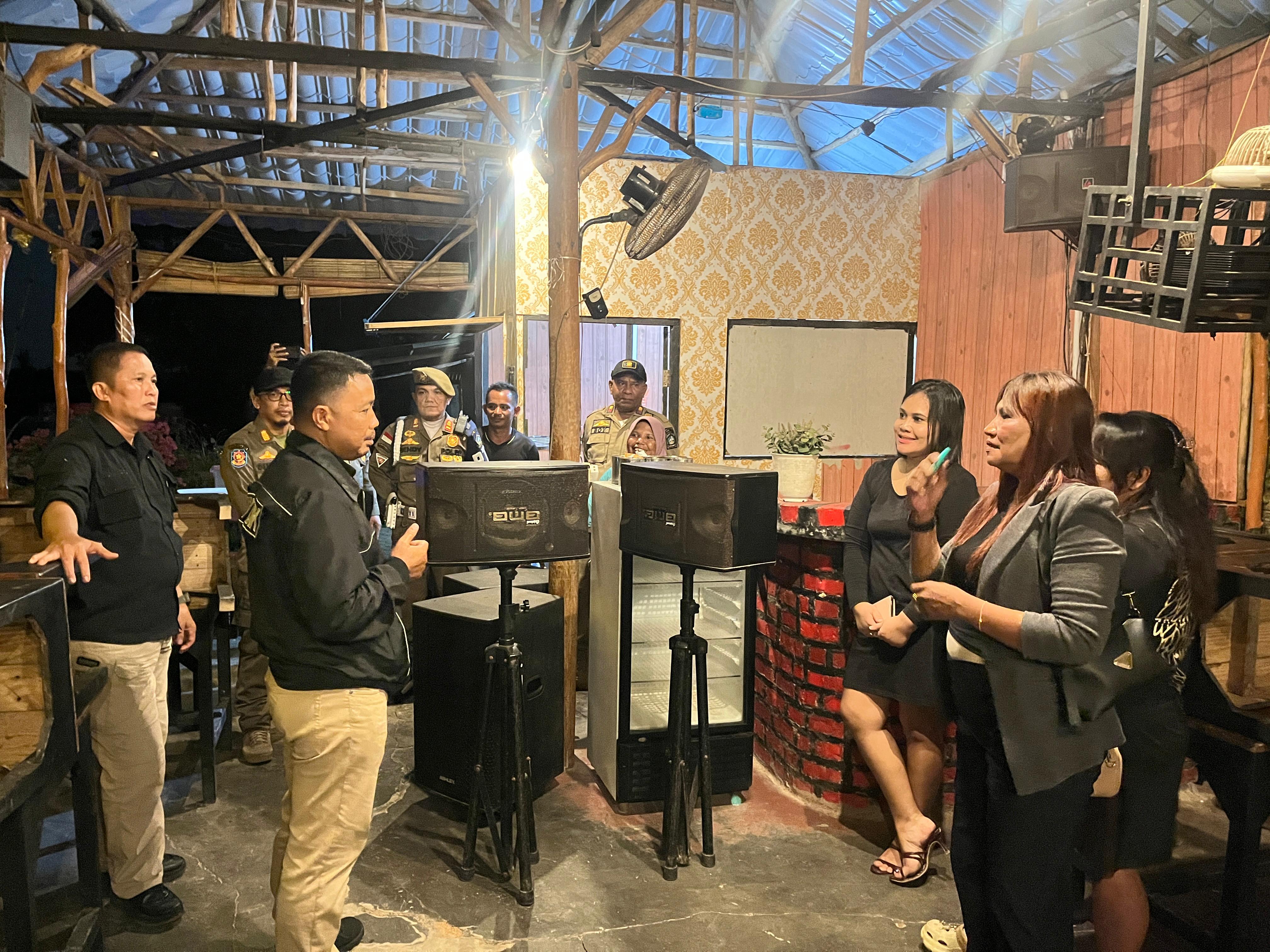 Petugas Satpol PP saat merazia kafe di kawasan Bintan, Minggu (1/3) dinihari. F. Satpol PP Bintan untuk Batam Pos
