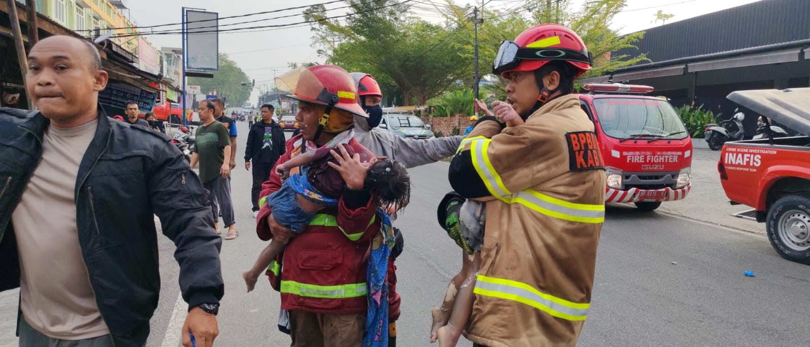 Evakuasi korban kebakaran, terlihat petugas Damkar menggendong dua korban yang masih balita di Karimun, Senin (2/3/2026). F Pramosinto Sandy/Batam Pos