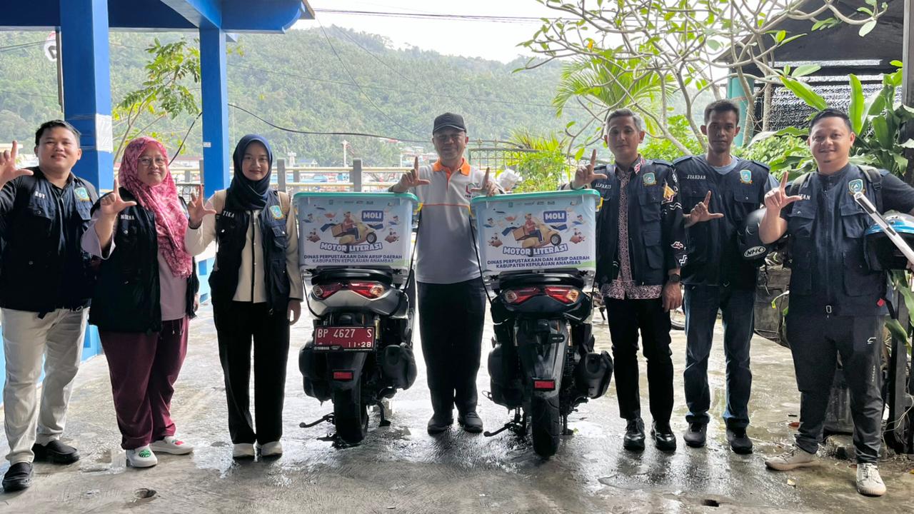 Kadispusida Kepulauan Anambas, Rusmanda melepas Motor Literasi (MoLi) yang akan ke SD Negeri 005 Desa Lidi, Siantan Tengah. F Ihsan Imaduddin/Batam Pos