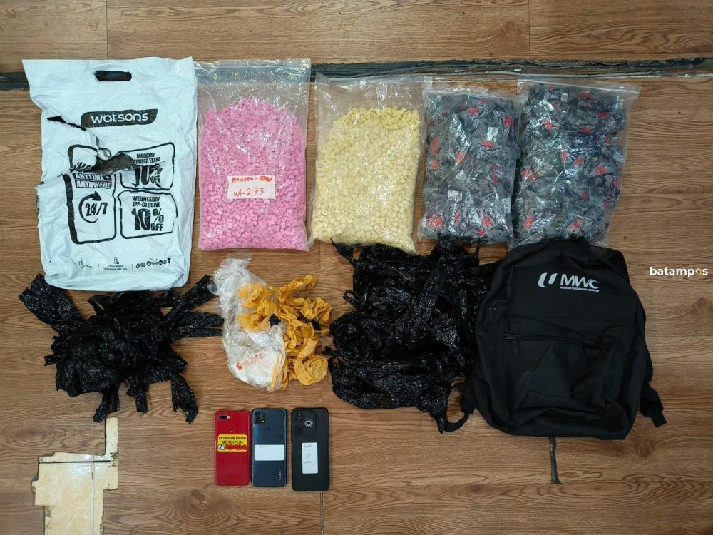 Barang bukti yang diamankan dari kurir narkoba di Kavling Sagulung Sentosa, Kecamatan Sagulung, Jumat (27/2). F.Istimewa