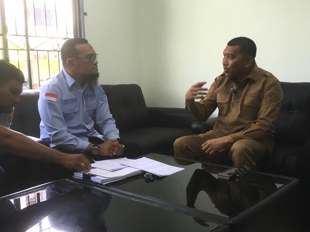 Wakil Bupati Karimun Rocky Marciano Bawole ketika melihat data pelanggan air bersih yang belum terpasang sejak tahun 2017 disaksikan Direktur Perumda Tirta Mulia Karimun, kemarin.