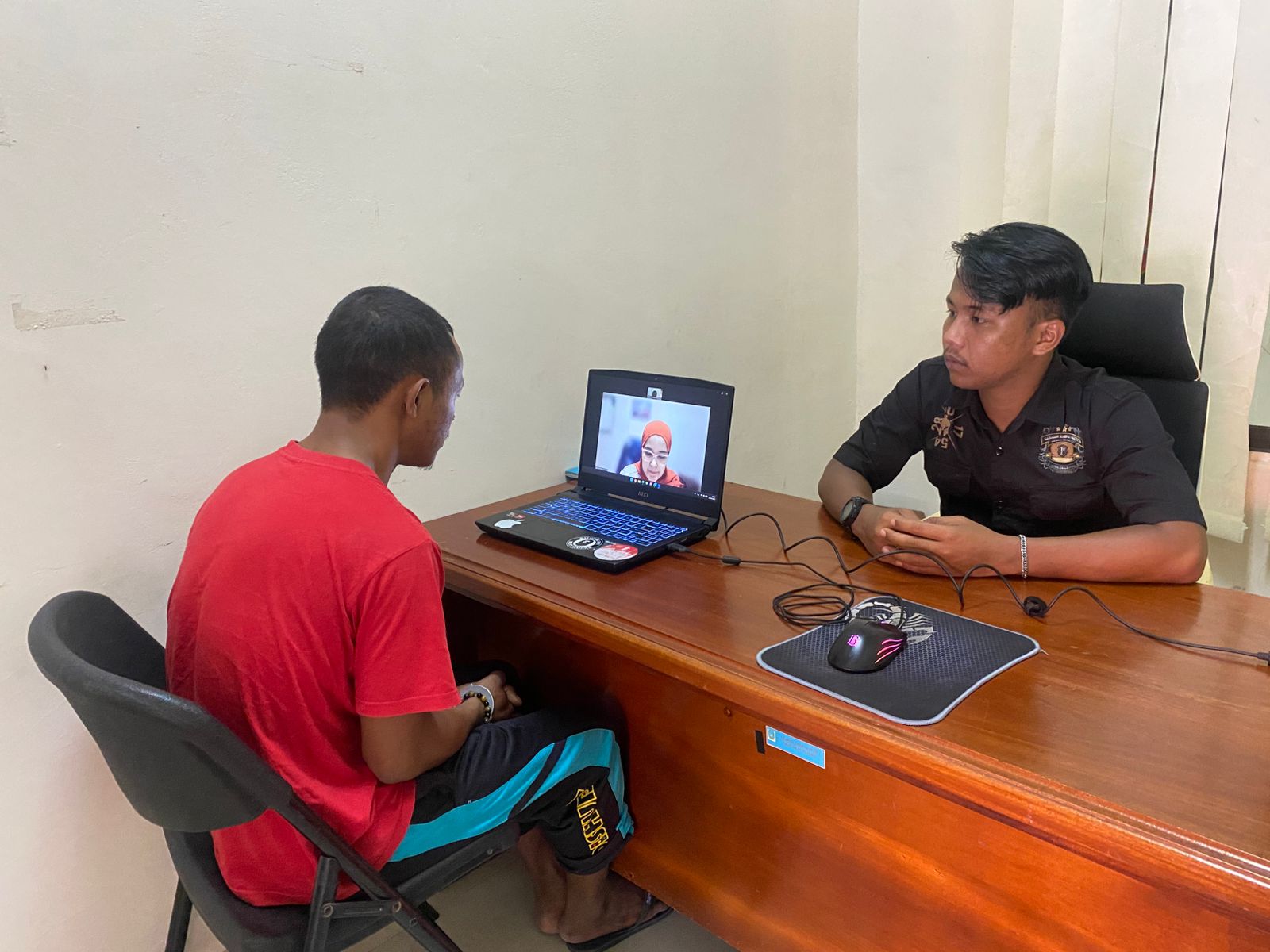 Petugas Satres Narkoba ketika memintai keterangan dari salah satu pemakai Sabu yang diamankan. F Humas Polres Anambas untuk Batam Pos