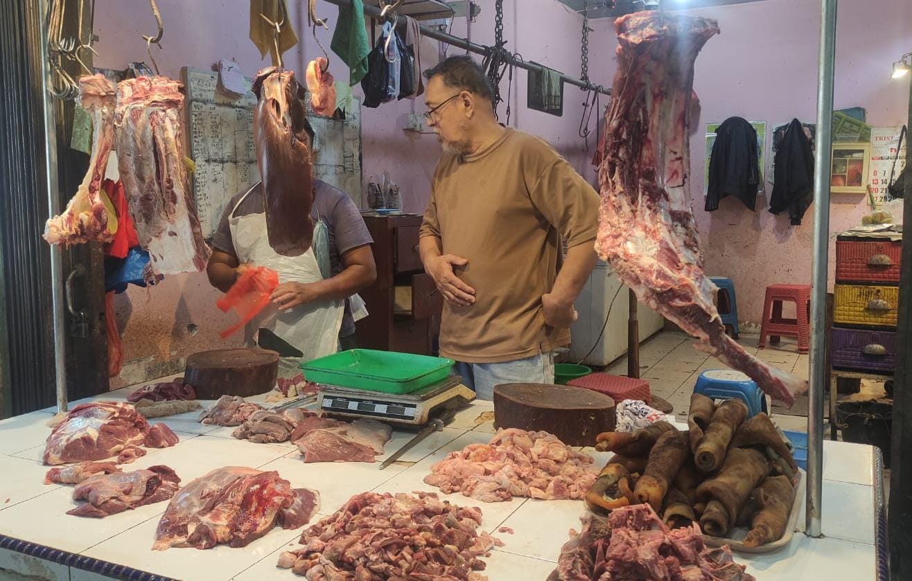 Pedagang sapi segar di Pasar Bintan Center Tanjungpinang dipastikan akan menaikan harga jelang Idul Fitri 2026. F. Mohamad Ismail/Batam Pos