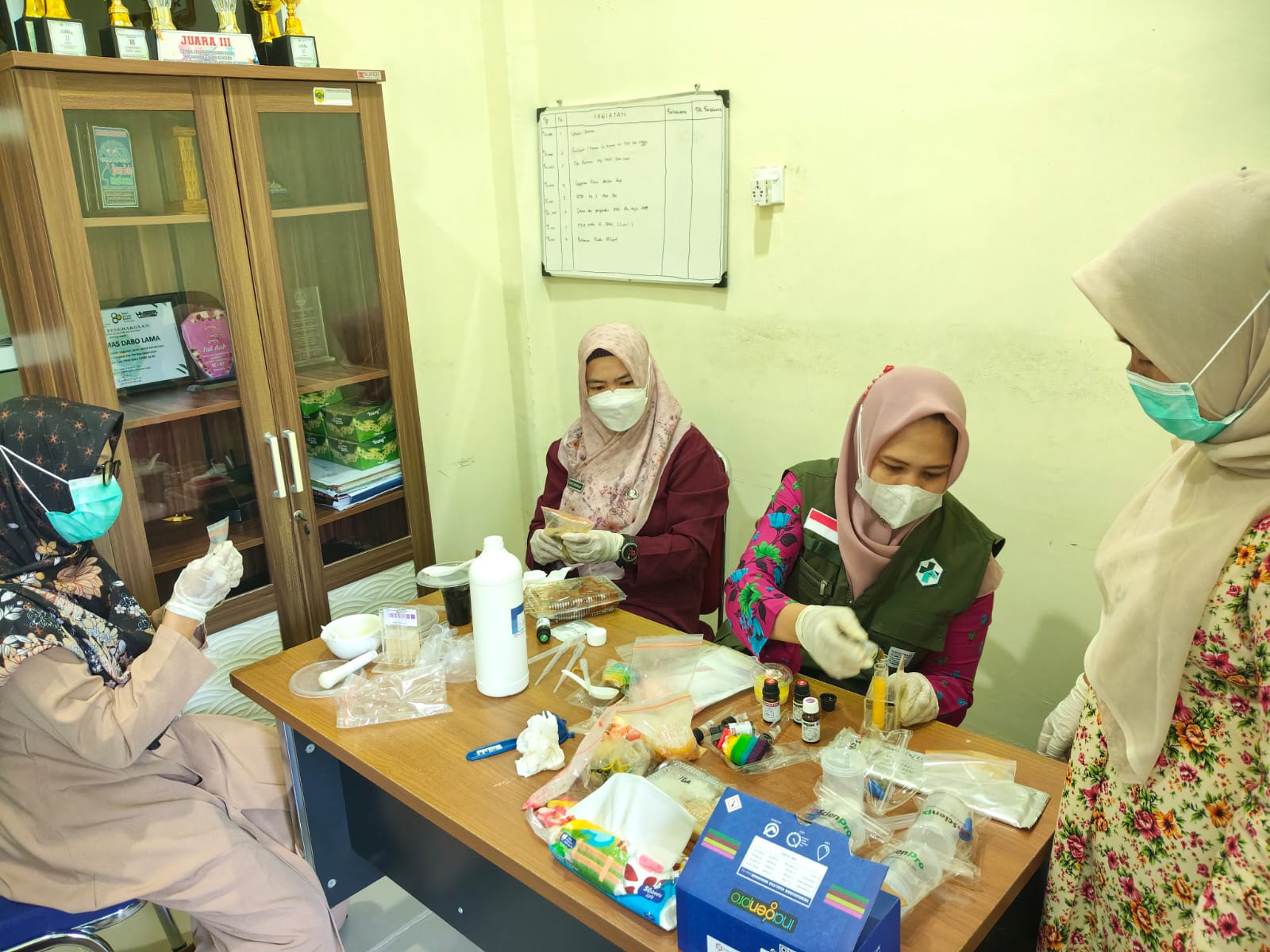 Pengecekan Sample di laboratorium puskesmas Dabo Lama oleh Tim Kesehatan Lingkungan Puskesmas Dabo Lama, Kamis (26/3). F. Hesty untuk BATAM POS