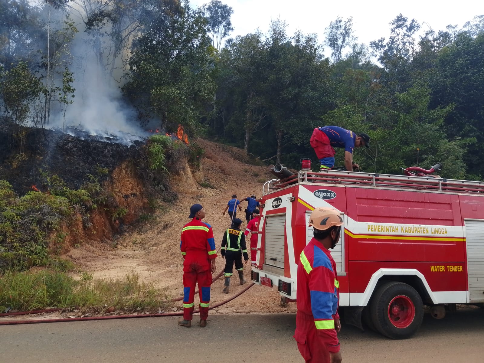 Mobil Damkar alami kerusakan saat petugas Damkar Lingga unit Dabo Singkep memadamkan api di lahan perkebunan kawasan gunung muncung, Sabtu (28/2). F. Vatawari/BATAM POS