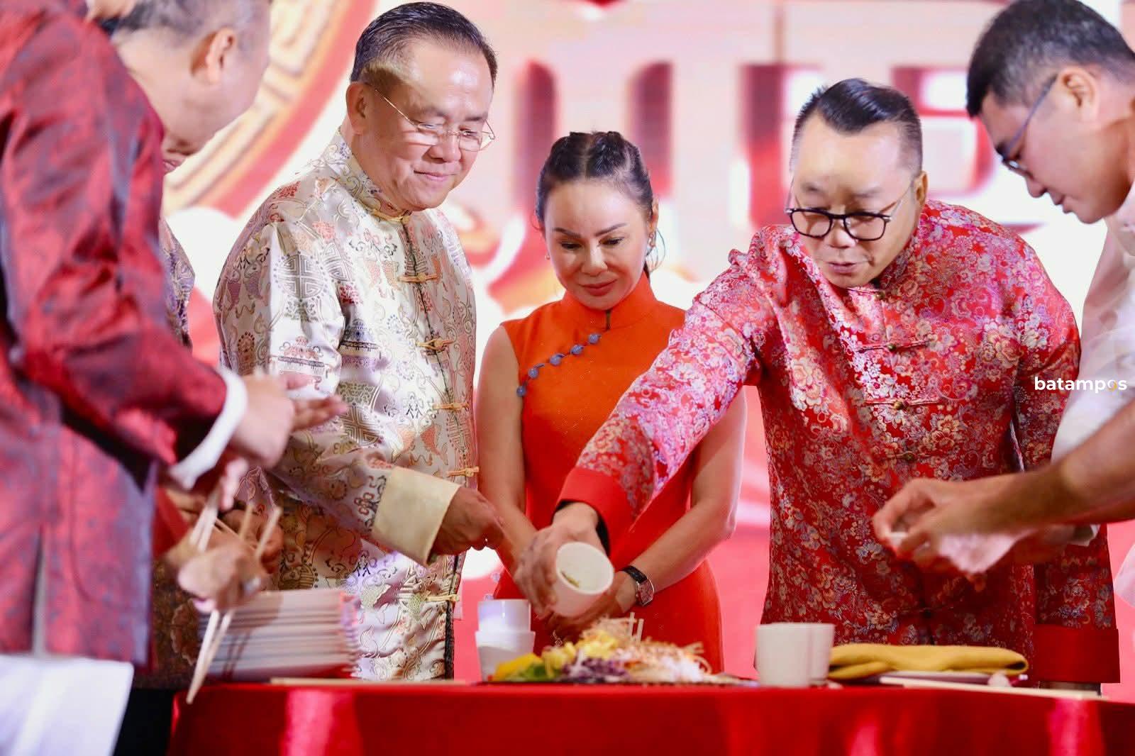 Wakil Wali Kota Batam sekaligus Wakil Kepala BP Batam Li Claudia Chandra (tengah) bersama sejumlah tokoh masyarakat Tionghoa Batam menyaksikan prosesi Yu Sheng di Pacific Palace Hotel, Jumat (27/2). 