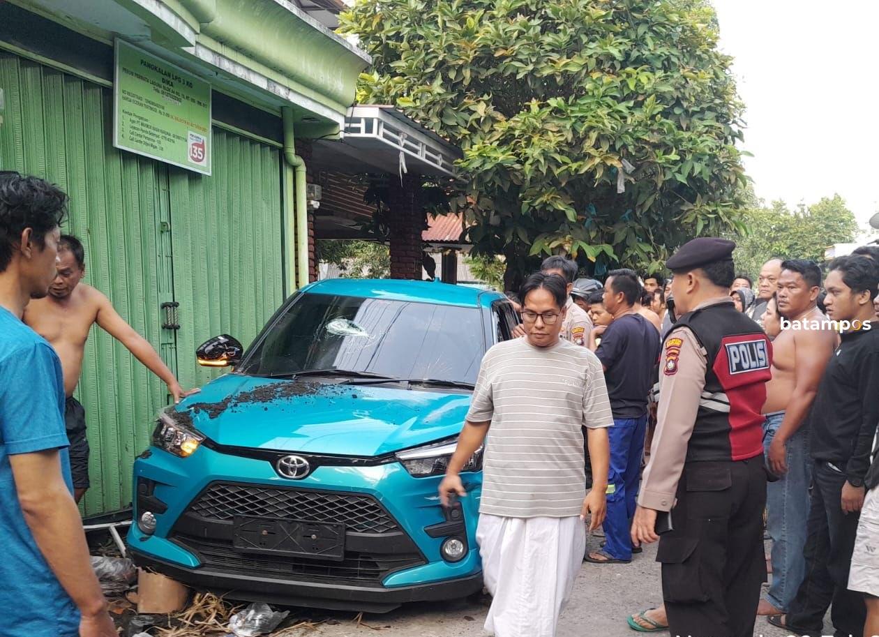 Mobil yang digunakan pencuri anjing di Batuaji menabrak rumah warga. F.Istimewa