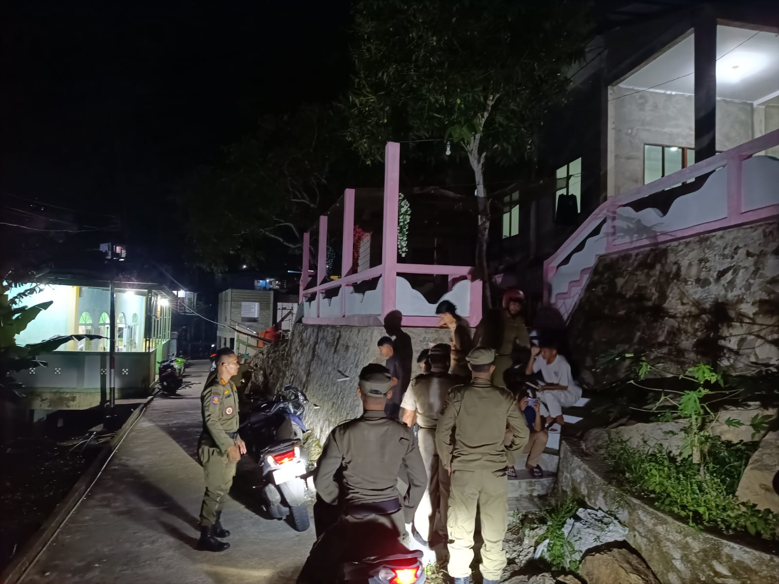 Petugas Satpol PP Kepulauan Anambas menyisir lokasi yang berpotensi menganggu ketertiban masyarakat selama Ramadan. F Ihsan Imaduddin/Batam Pos