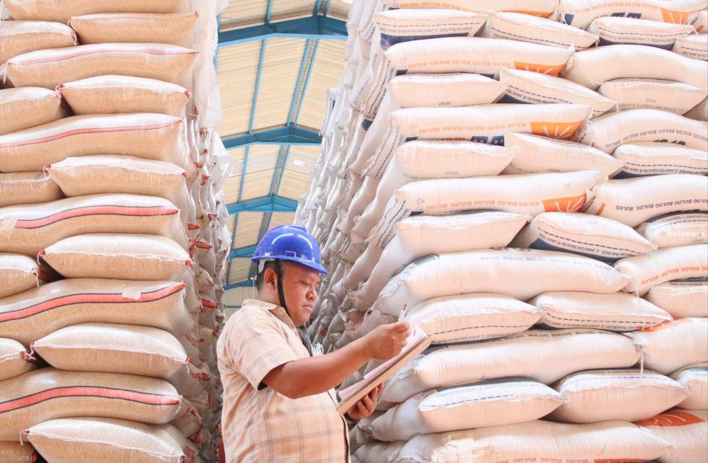 Petugas Bulog Batam melakukan pengecekan beras yang berada di gudang Bulog Batam, beberapa waktu lalu. F Cecep Mulyana/Batam Pos