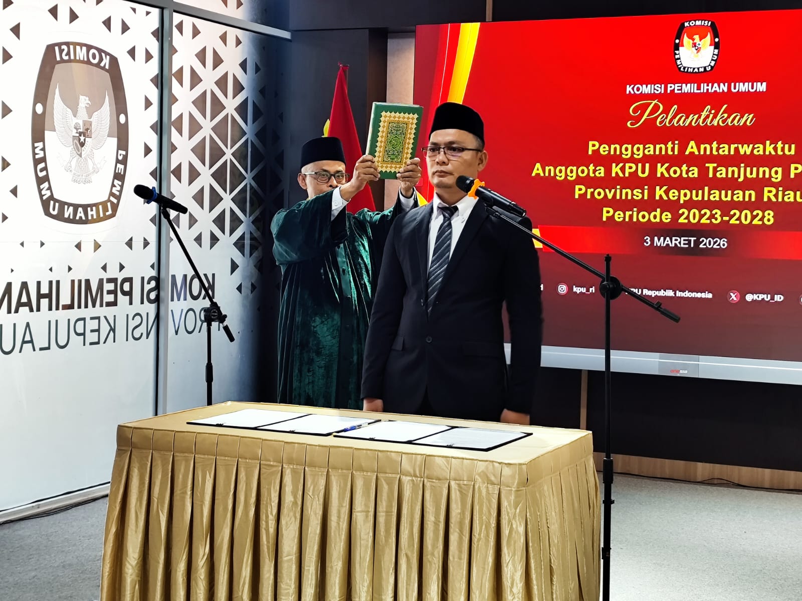 Henky Mokhari saat menjalani pengambilan sumpah sebagai komisioner KPU Tanjungpinang di Gedung KPU Kepri, Selasa (3/3). F. Mohamad Ismail/Batam Pos