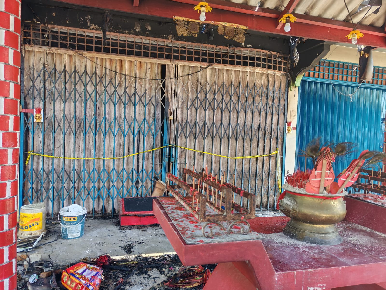 Pintu depan Kelenteng To Pek Kong Hai Su masih terpasang garis polisi dan&nbsp;penyebab kebakaran belum diketahui. F Sandi Pramosinto/Batam Pos