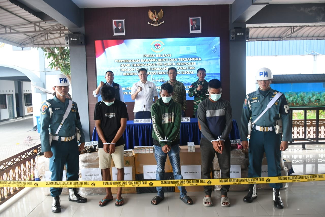 TNI AL mengamankan satu kapal yang membawa muatan barang bekas dan rokok ilegal dari Batam. F TNI AL untuk Batam Pos