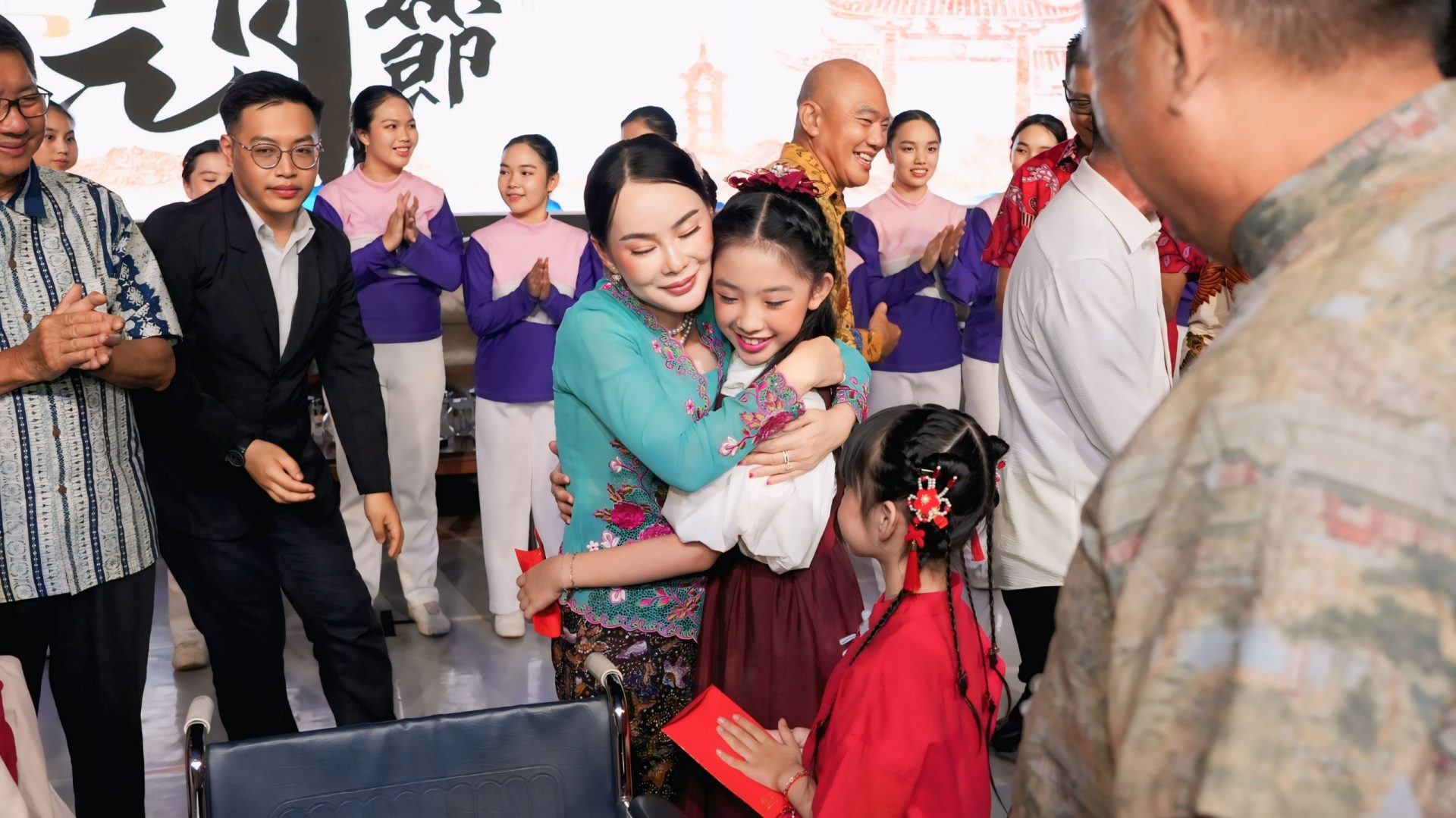 Li Claudia bersama warga saat perayaan Cap Go Meh. F. Istimewa