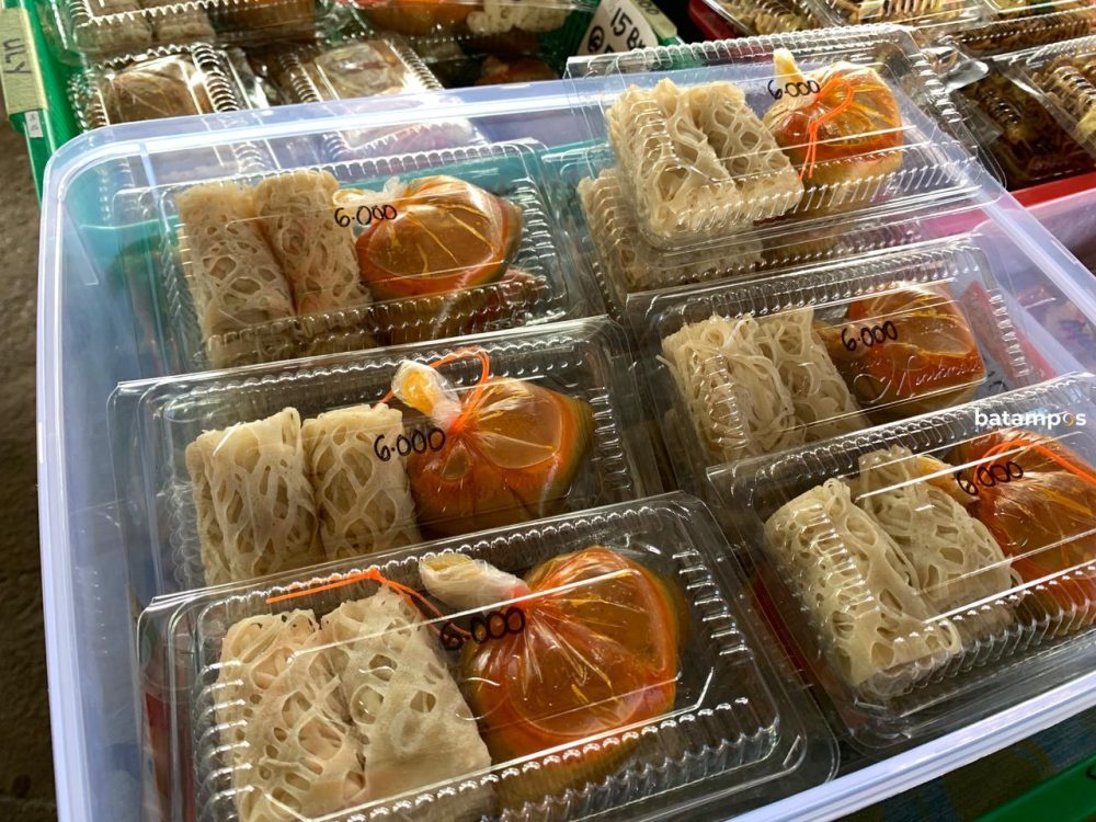 Roti Kirai atau Roti Jala yang dijual di lapak takjil Lingga, Rabu (4/3). F. Vatawari/Batam Pos.