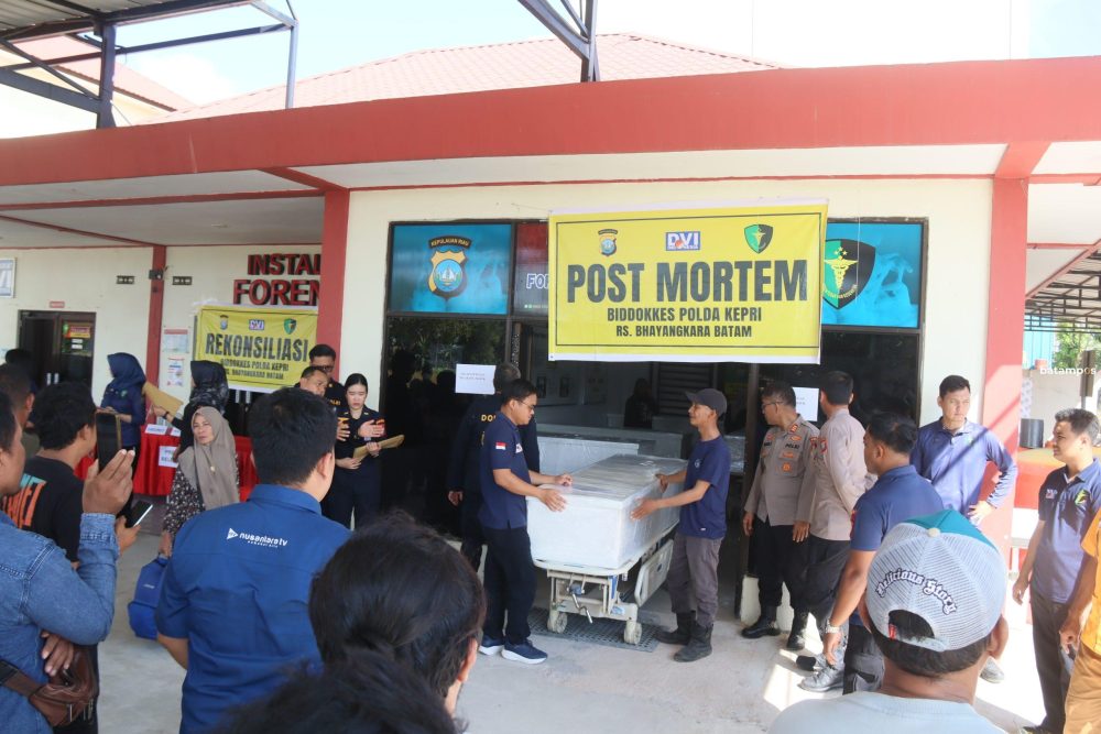 Jenazah korban kapal Federal II yang akan dipulangkan kepada pihak keluarga setelah di lakukan idetifikasi oleh tim DVI Polda Kepri di Rumah Sakit Bhayangkara, Kamis (16/10). F Cecep Mulyana/Batam Pos