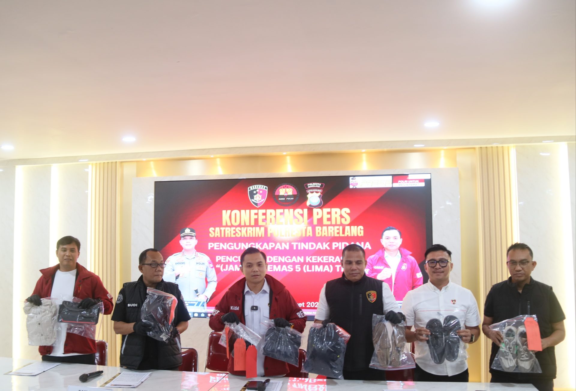 Kasat Reskrim Polresta Barelang, Kompol Debby Tri Andrestian, bersama jajaran memberikan keterangan saat ekpos di Mapolresta Barelang, Selasa (3/3).  F Cecep Mulyana/Batam Pos