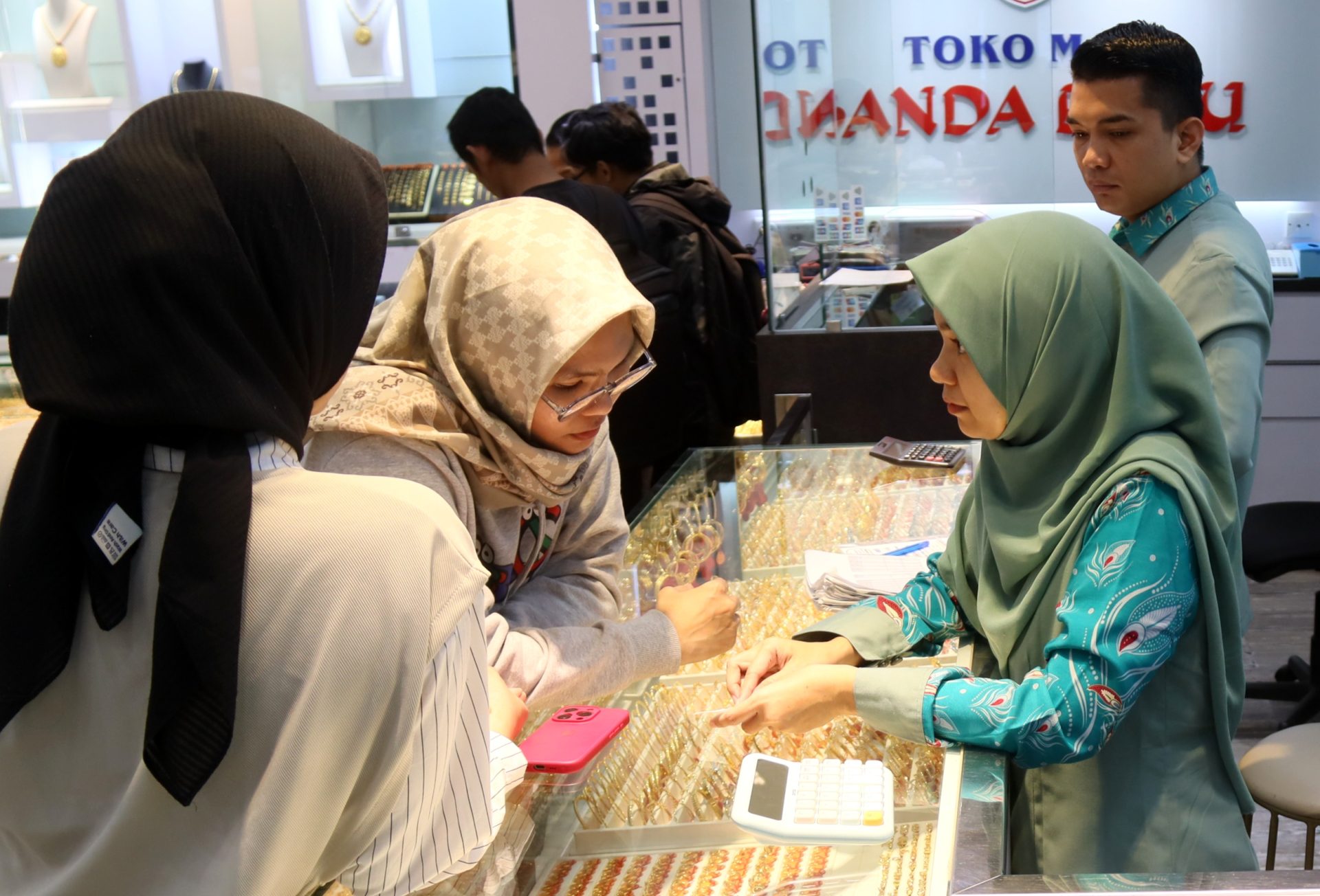 Pengunjung saat melihat emas yang dipajang di etalase toko Emas Banda Baru di Mega mall. Foto. Cecep Mulyana/ Batam Pos