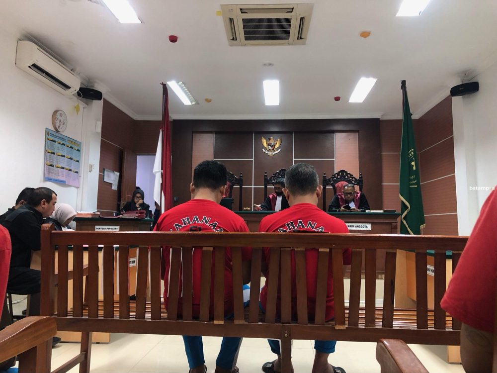Dua petugas keselamatan kerja di galangan kapal PT ASL Shipyard Indonesia, Ali Suhadak dan Preddy Hasudungan Siagian, saat menghadapi tuntutan pidana satu tahun penjara di Pengadilan Negeri Batam.