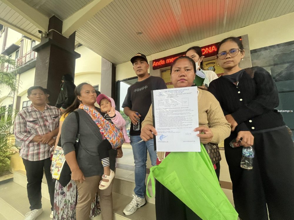 Korban jual beli Kavling Siap Bangun (KSB) Swadaya Sungai Cantik Sagulung saat mendatangi Mapolda Kepri,  beberapa waktu lalu. F. Yashinta