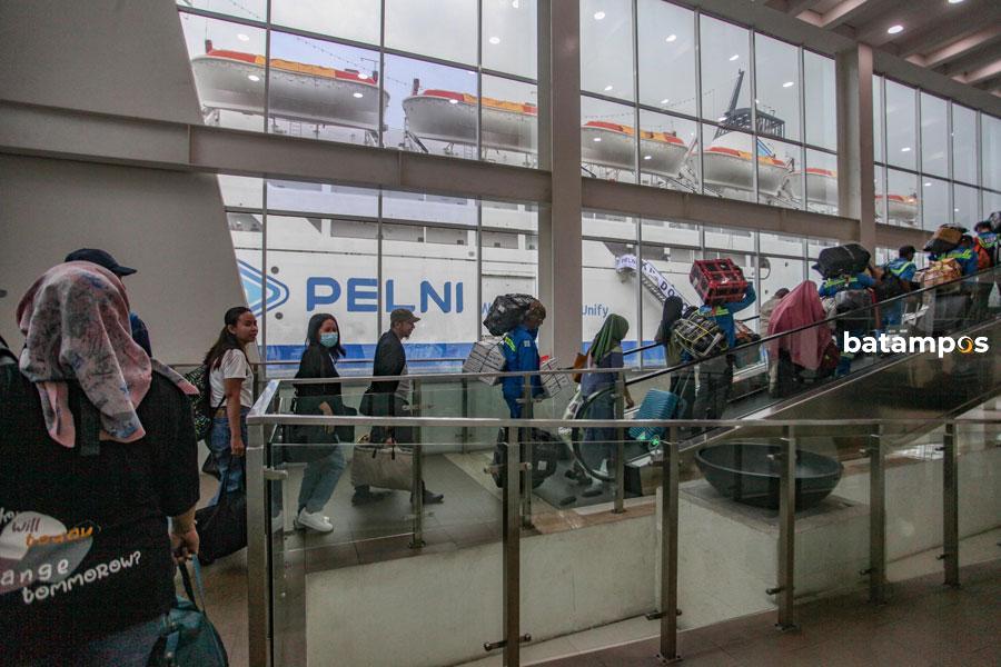 Suasana arus mudik Lebaran di Pelabuhan Bintang 99 Batuampar tahun lalu. Foto. Rengga Yuliandra/ Batam Pos