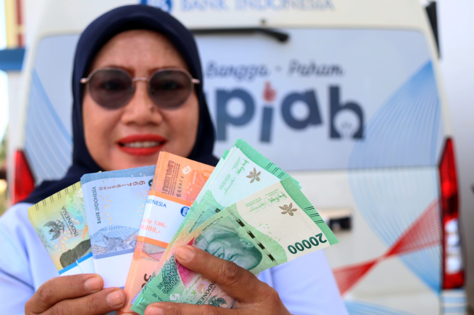 Bank Indonesia (BI) perwakilan Kepri membuka layanan penukaran uang baru di mobil kas keliling di Masjid Raja Hamidah Batamcenter, Selasa (3/3).F Cecep Mulyana/Batam Pos