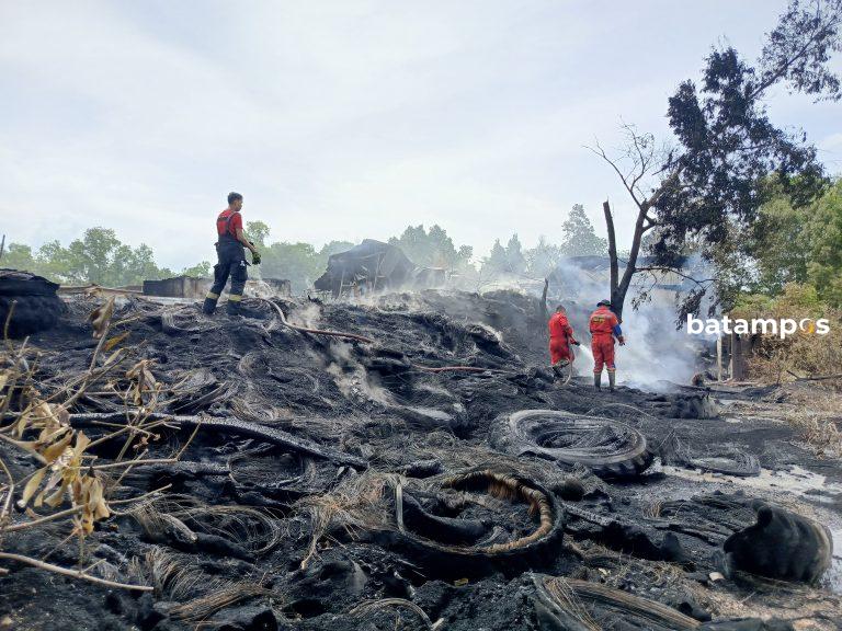 Gudang yang menyimpan ribuan ban hangus Terbakar. F Eusebius Sara/Batam Pos