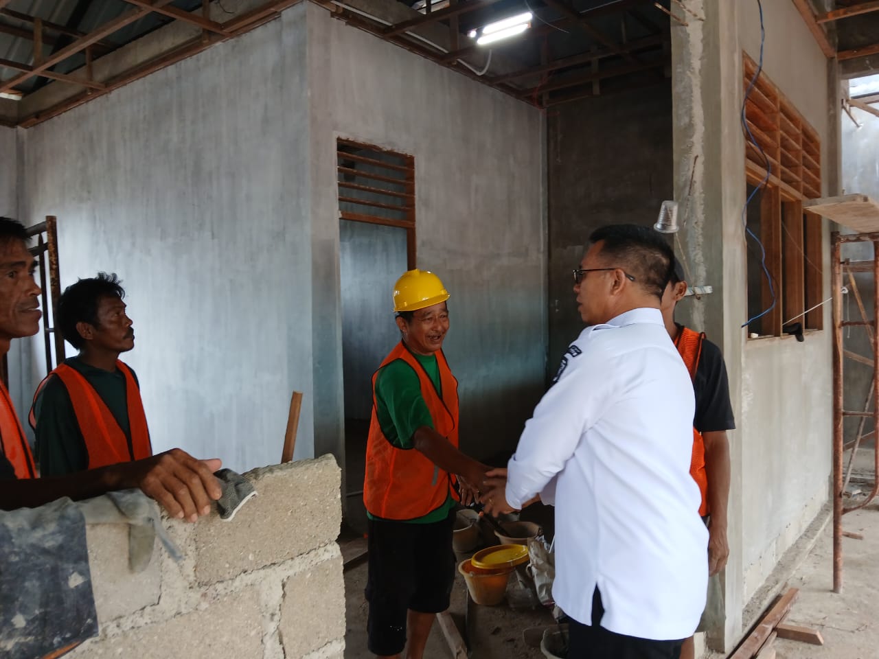 Bupati Kepulauan Anambas, Aneng menyapa pekerja yang sedang membangun gedung sekolah di Desa Pesisir Timur. F Ihsan Imaduddin/Batam Pos