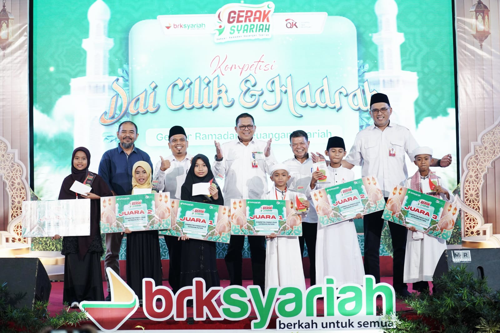 Wakil Bupati Karimun Rocky Marciano Bawole Saat membuka Gerak Syariah 2026 bersama Plt Direktur Utama BRK Syariah Helwin Yunus, dll. F Tri Haryono/Batam Pos