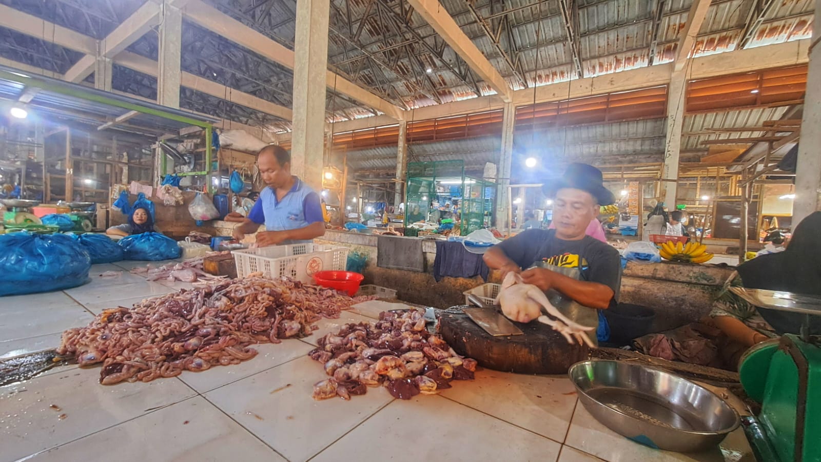 Sukardi, pedagang di Pasar Baru Tanjunguban sedang memotong ayam menjadi beberapa bagian, Kamis (5/3/2026). F.Slamet Nofasusanto/Batam Pos