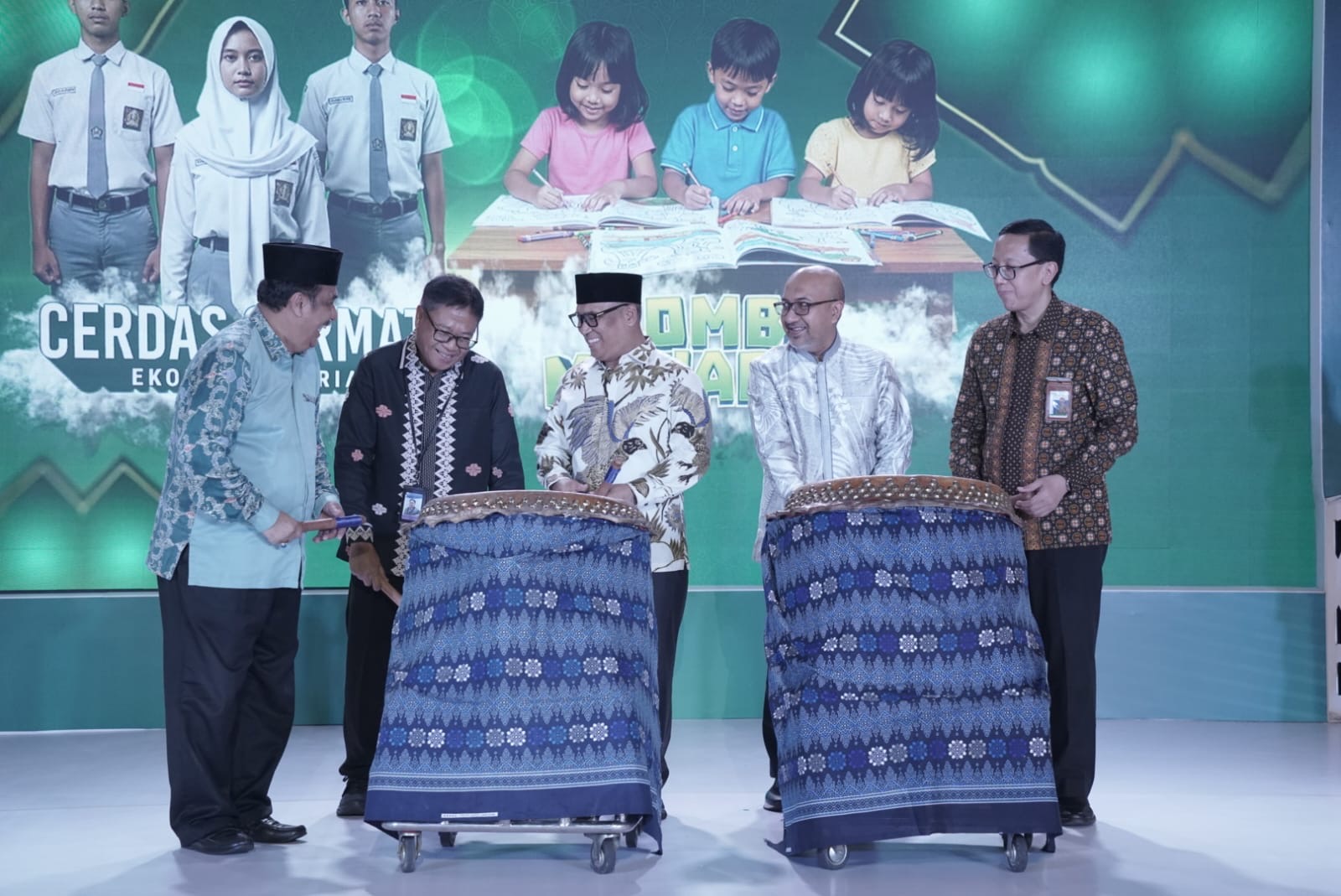 Wakil Gubernur Kepri, Nyanyang Haris Pratamura menabuh beduk bersama utusan Komite Daerah Ekonomi dan Keuangan Syariah (KDEKS) Kepri, tanda dimulainya Kepulauan Riau Ramadan Fair (KURMA) 2026 di Obama