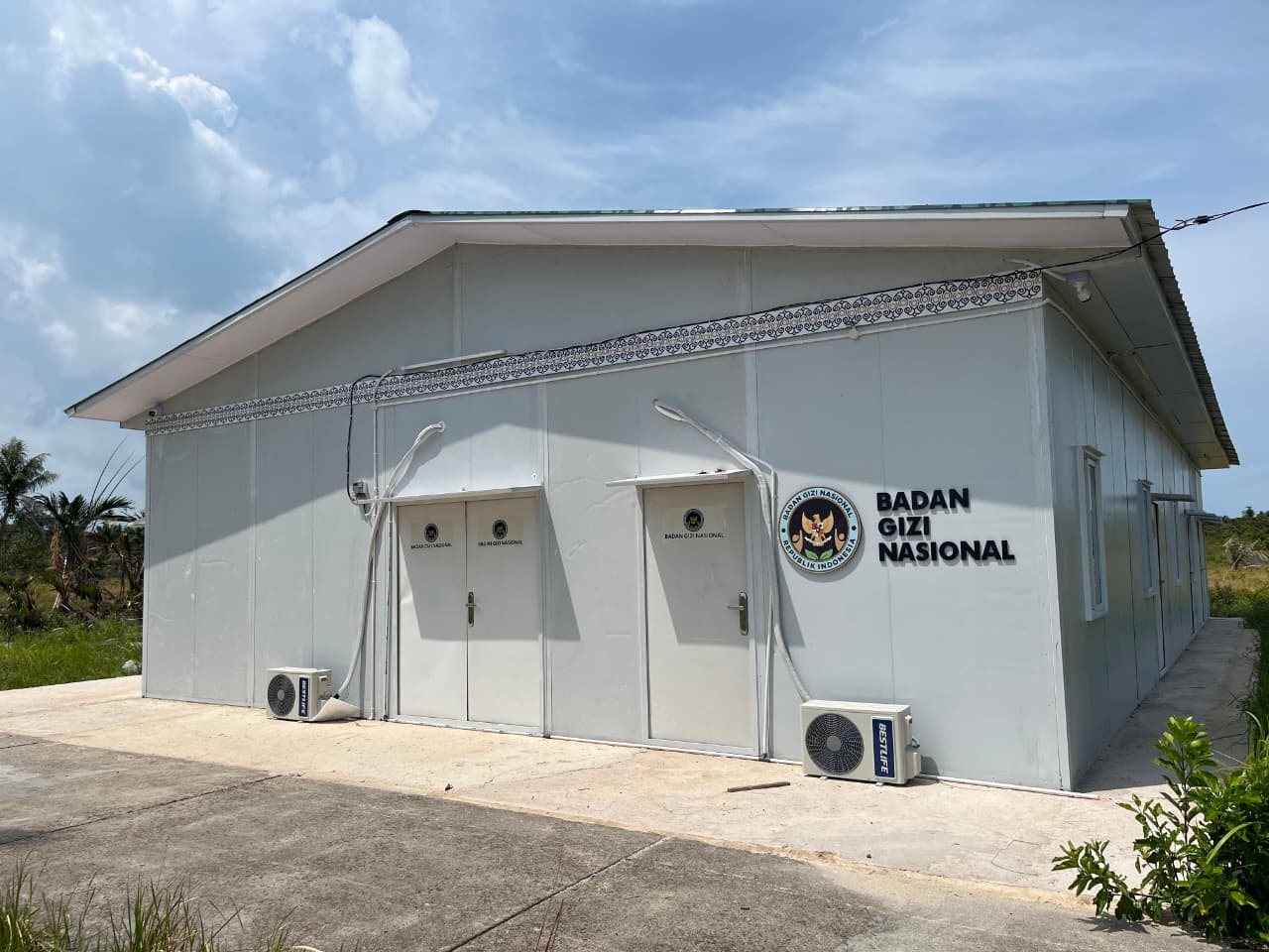 Dapur SPPG wilayah 3T di Desa Benan yang telah siap dibangun hampir 3 bulan namun belum beroperasi, Rabu (4/3). F. Alpin untuk BATAM POS
