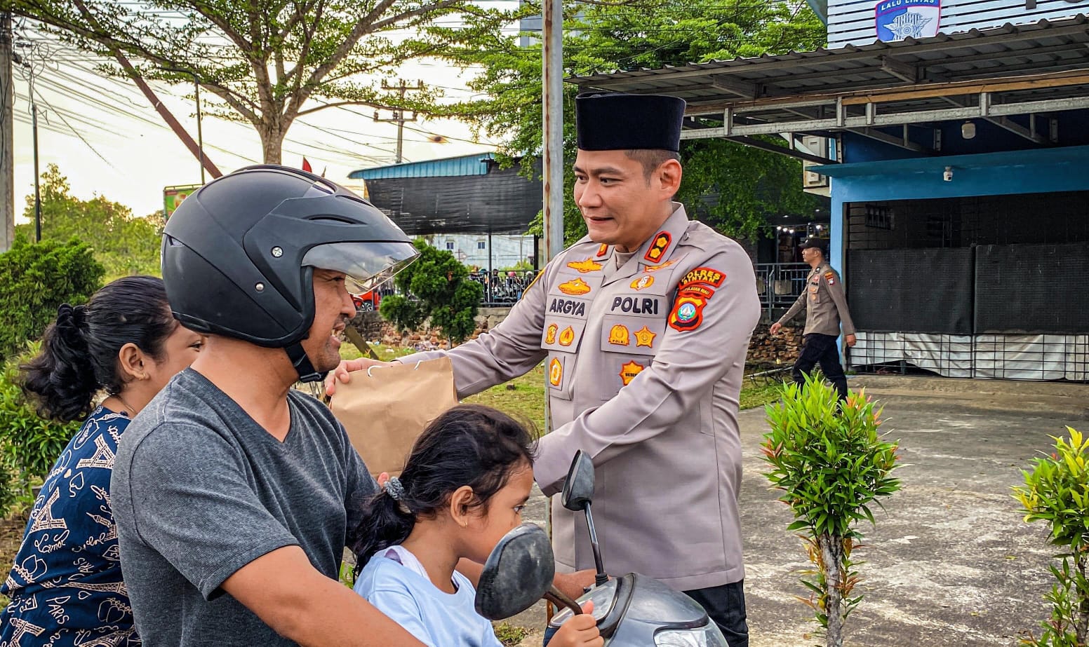 Kapolres Bintan, AKBP Argya Satria Bhawana membagikan 500 takjil kepada masyarakat di Jalan Tanjungpinang-Tanjunguban Kilometer (Km) 16, Desa Toapaya Selatan, Kecamatan Toapaya, pada Rabu (4/3/2026).