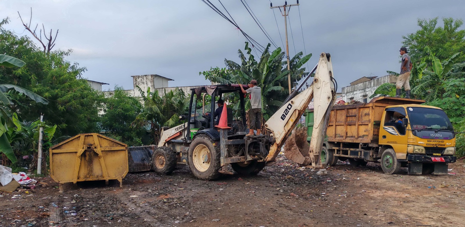 Bersihkan tumpukan sampah, Dinas Lingkungan Hidup menurunkan alat berat beberapa waktu lalu &nbsp;F Sandi P/Batam Pos