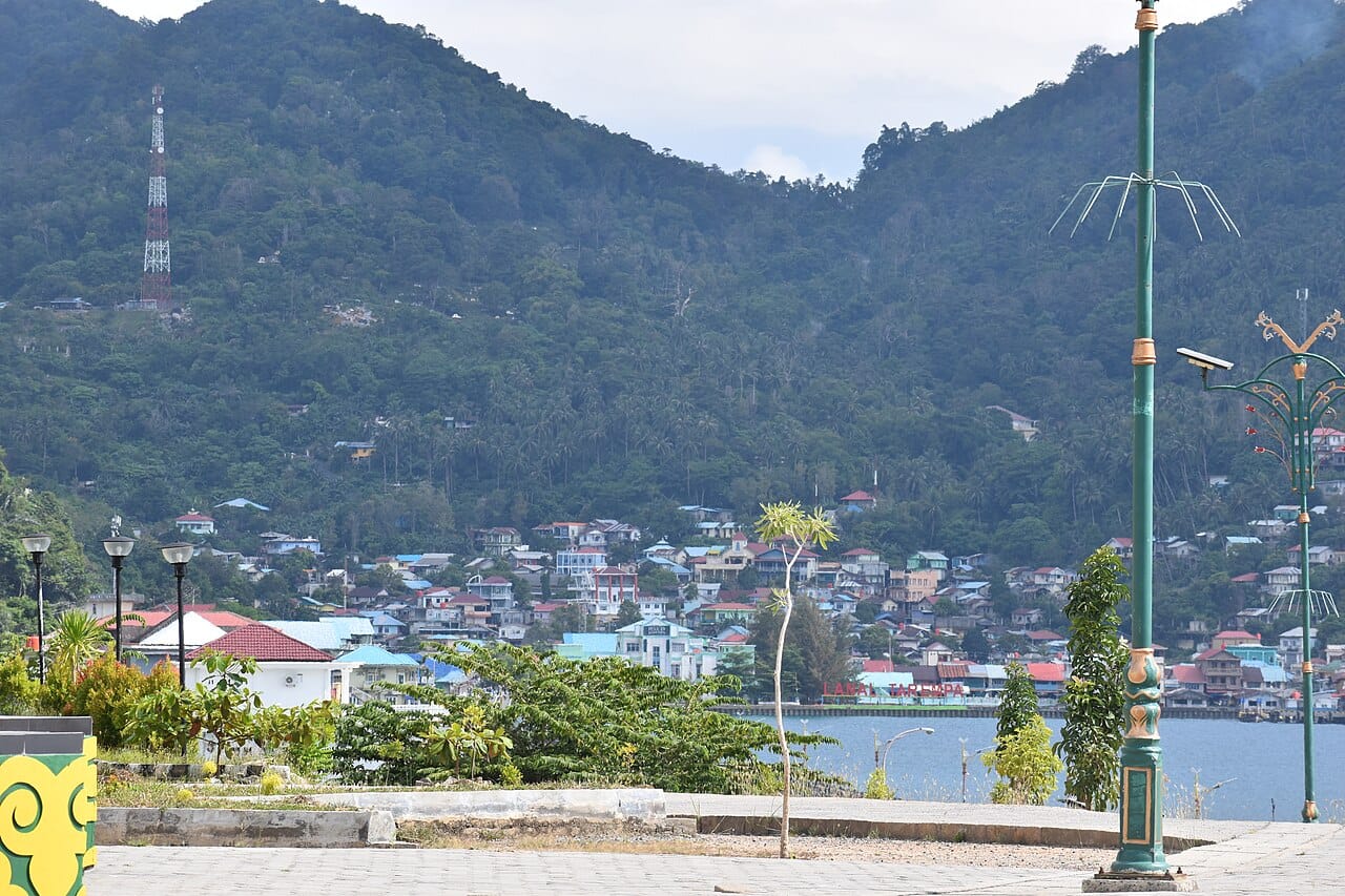 Tower milik XL Axiata terlihat di atas bukit yang berada di Pulau Siantan. Diskominfo dorong XL Axiata perkuat sinyal. F Ihsan Imaduddin/Batam Pos